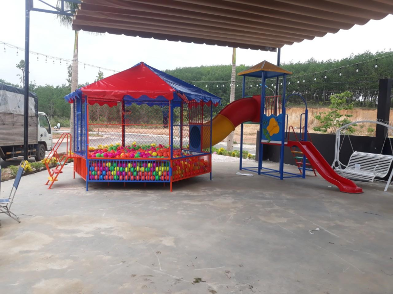 Cầu trượt liên hoàn kết hợp nhà banh cho bé vui chơi