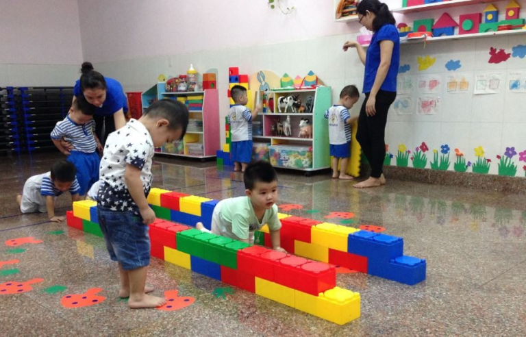 So sánh các lớp học mầm non và nhà giữ trẻ