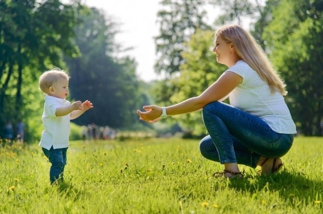 Ngày nào bé cũng đòi bố mẹ dẫn đi chơi