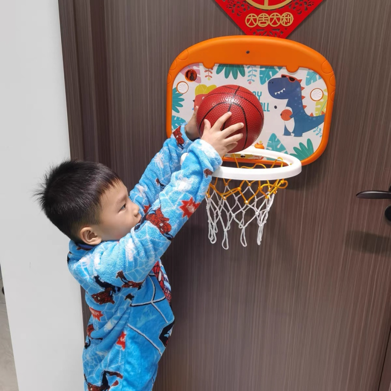 Bóng rổ mini gắn trên tường hoặc cây để ném bóng
