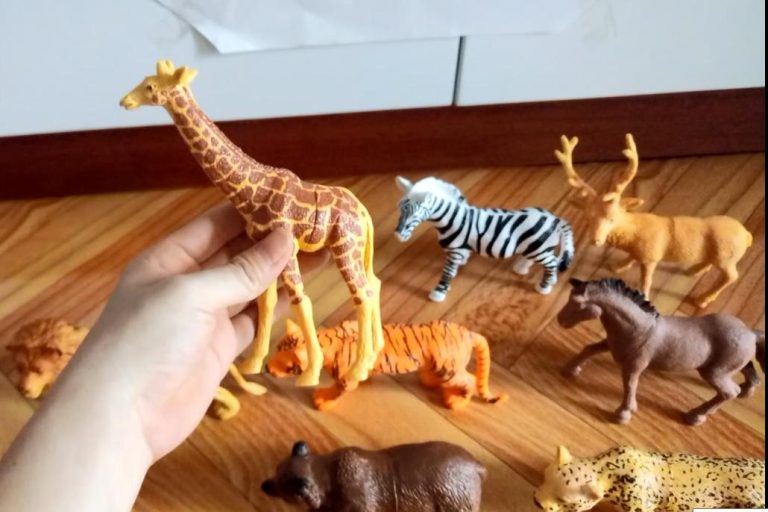 học cùng với các bé với bộ đồ chơi thế giới động vật