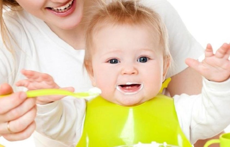 Những việc nên và không nên làm với con khi ăn uống