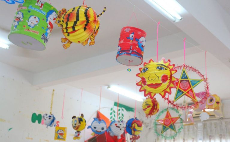 Mua đèn trung thu cho bé mầm non