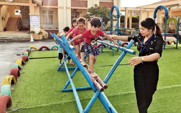 Đồ dùng đồ chơi tự tạo cho trẻ mầm non