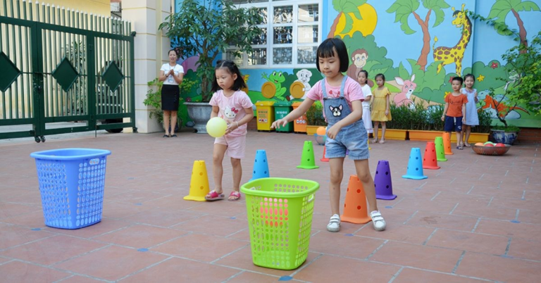 Phát triển vận động tập thể dụng hoạt náo lớp học mầm non