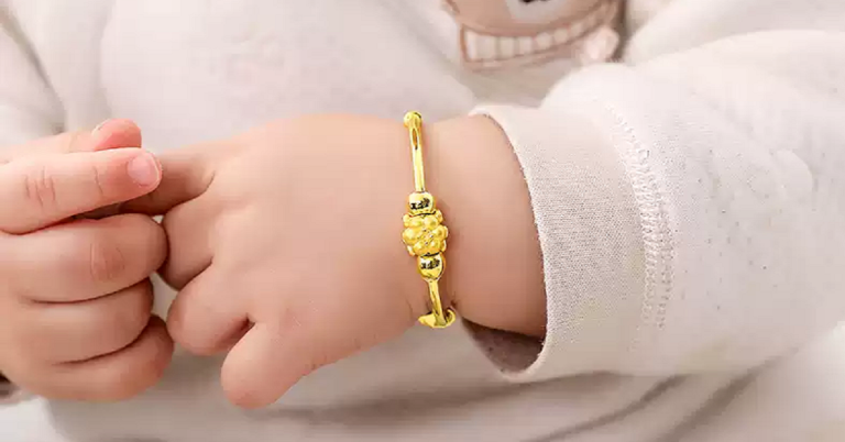 Cách chọn vòng đeo tay làm quà cho bé