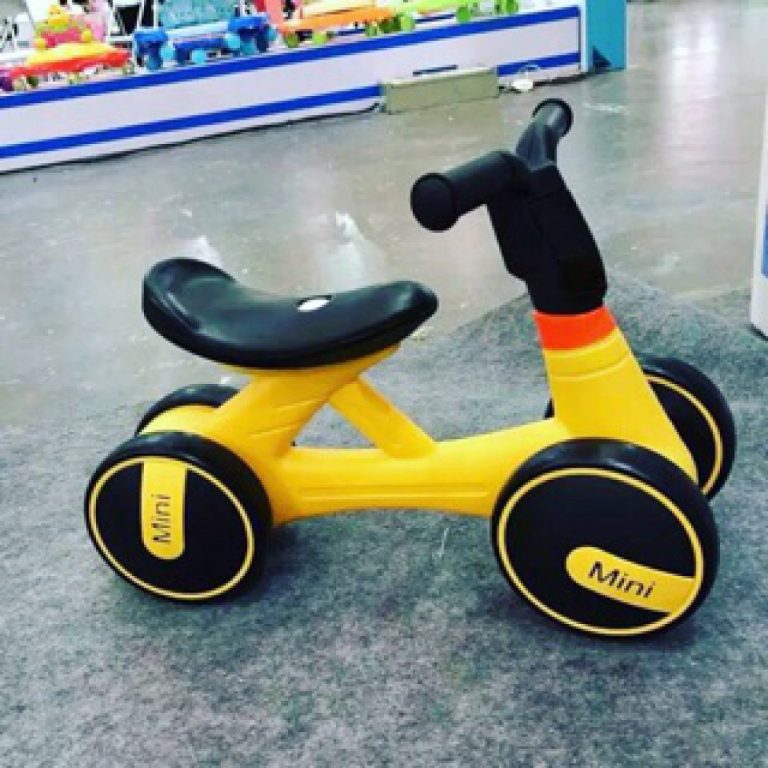 So sánh xe chòi chân 2 bánh và 4 bánh