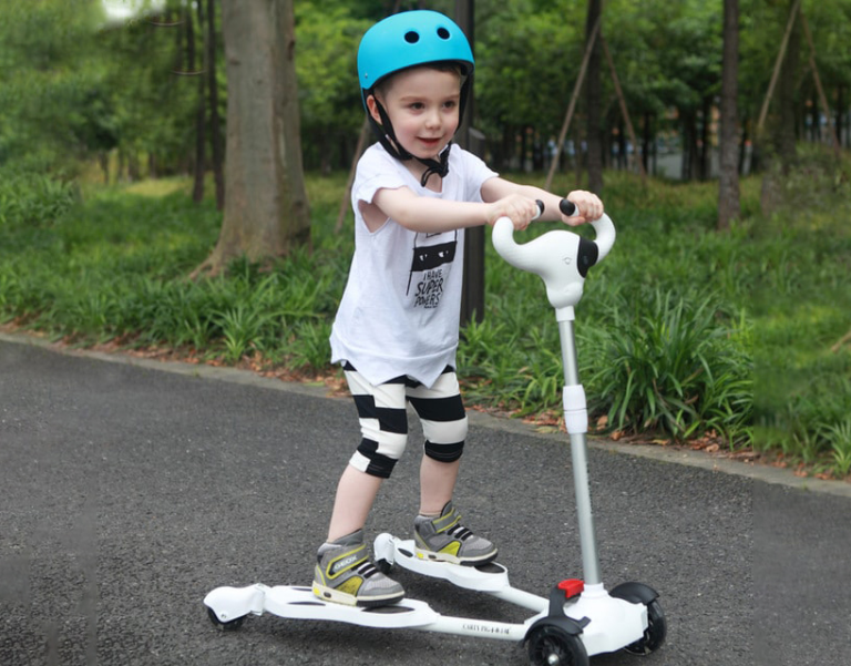 Xe trượt mini scooter cho trẻ di chuyển trong công viên sân