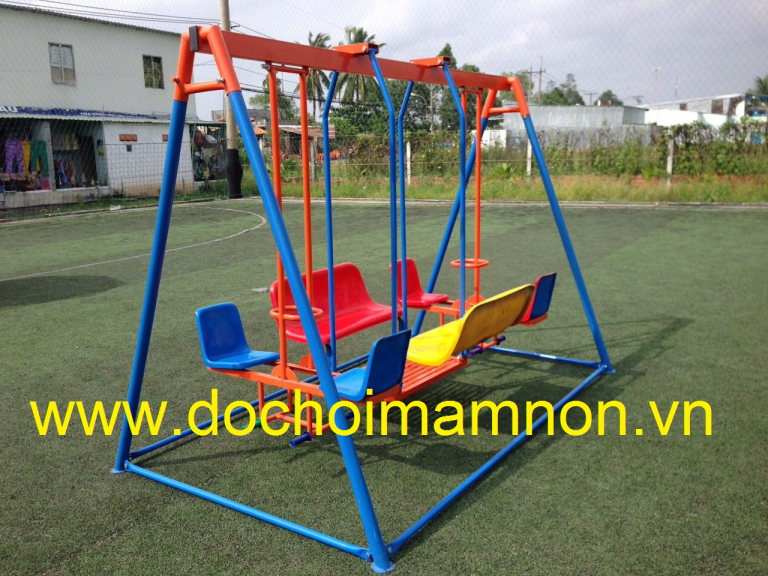 Xích đu 8 chỗ làm bằng sắt sơn tĩnh điện + nhựa composite