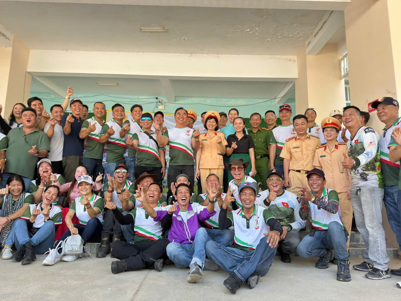 Công ty Vân Anh cùng các đối tác như CLB Mô tô Dế Mèn ADV, Phòng PC08 Công an tỉnh Ninh Thuận