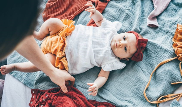 Cách chọn quần áo thời trang cho các bé song sinh