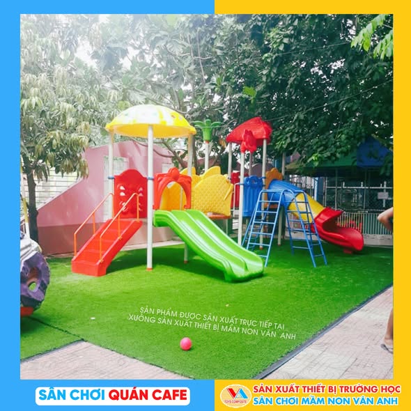 Mẫu cầu trượt liên hoàn kích thước vừa phải, màu sắc rực rỡ, tích hợp mái che – sự lựa chọn hoàn hảo để tối ưu góc sân vườn quán cafe.