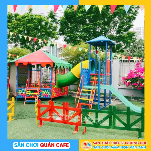 nhà banh kết hợp ống chui và cầu trượt, có hàng rào gỗ nhựa bao quanh tạo không gian vui chơi khép kín, an toàn.
