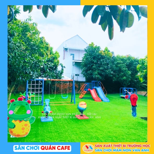 Khuôn viên sân chơi mở lý tưởng với nền cỏ nhân tạo xanh mướt, điểm xuyết các thú nhún, bập bênh và mô hình khủng long check-in sinh động.