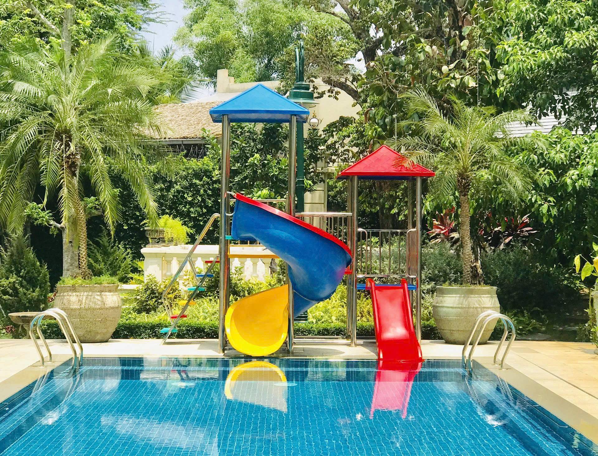 Cầu trượt lắp đặt tại hồ bơi Resort và Khách sạn - Ảnh sản phẩm cầu trượt hồ bơi Vân Anh