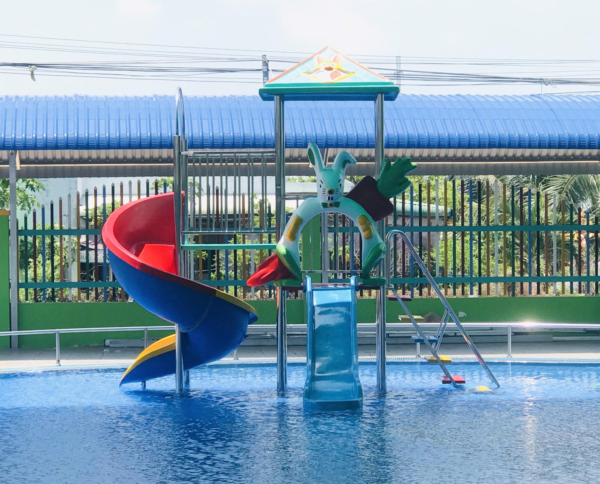 Cầu trượt lắp đặt tại khu vui chơi nước, hồ bơi kinh doanh - Ảnh sản phẩm cầu trượt hồ bơi Vân Anh