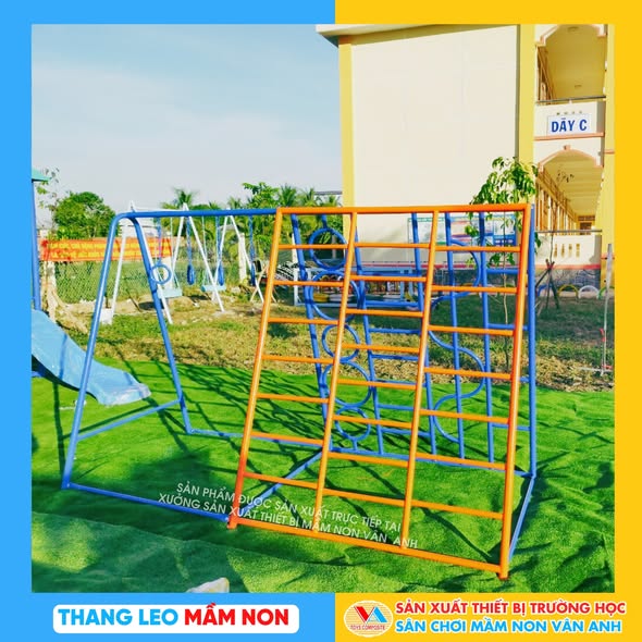 Với sự đơn giản nhưng cực kỳ hiệu quả của mẫu thang leo chữ A đây là một trong các sản phẩm thường thấy tại các sân chơi mầm non, khu vui chơi trẻ e,