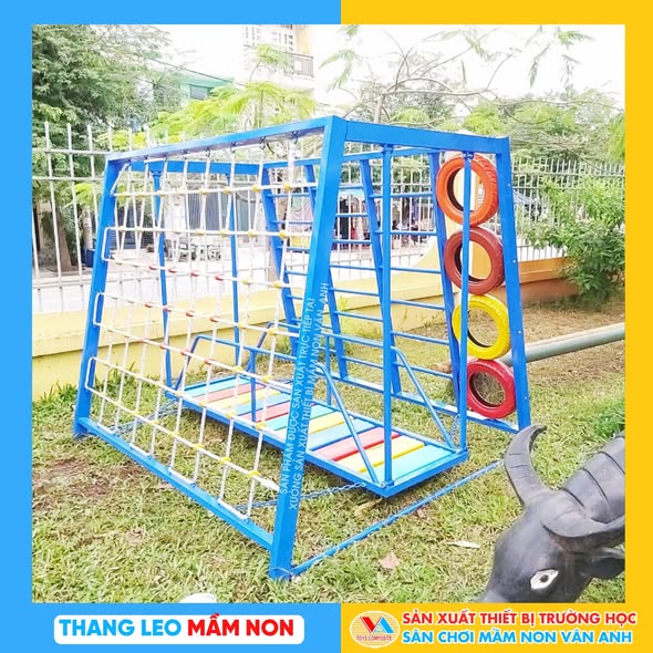 Một thiết kế cực kỳ sáng tạo và tiết kiệm chi phí là mẫu thang leo kết hợp lốp xe