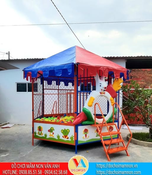 Thiết kế cầu tuột xoắn kết hợp máng trượt thẳng sinh động với tạo hình chú thỏ ngộ nghĩnh, kích thích thị giác của trẻ nhỏ.