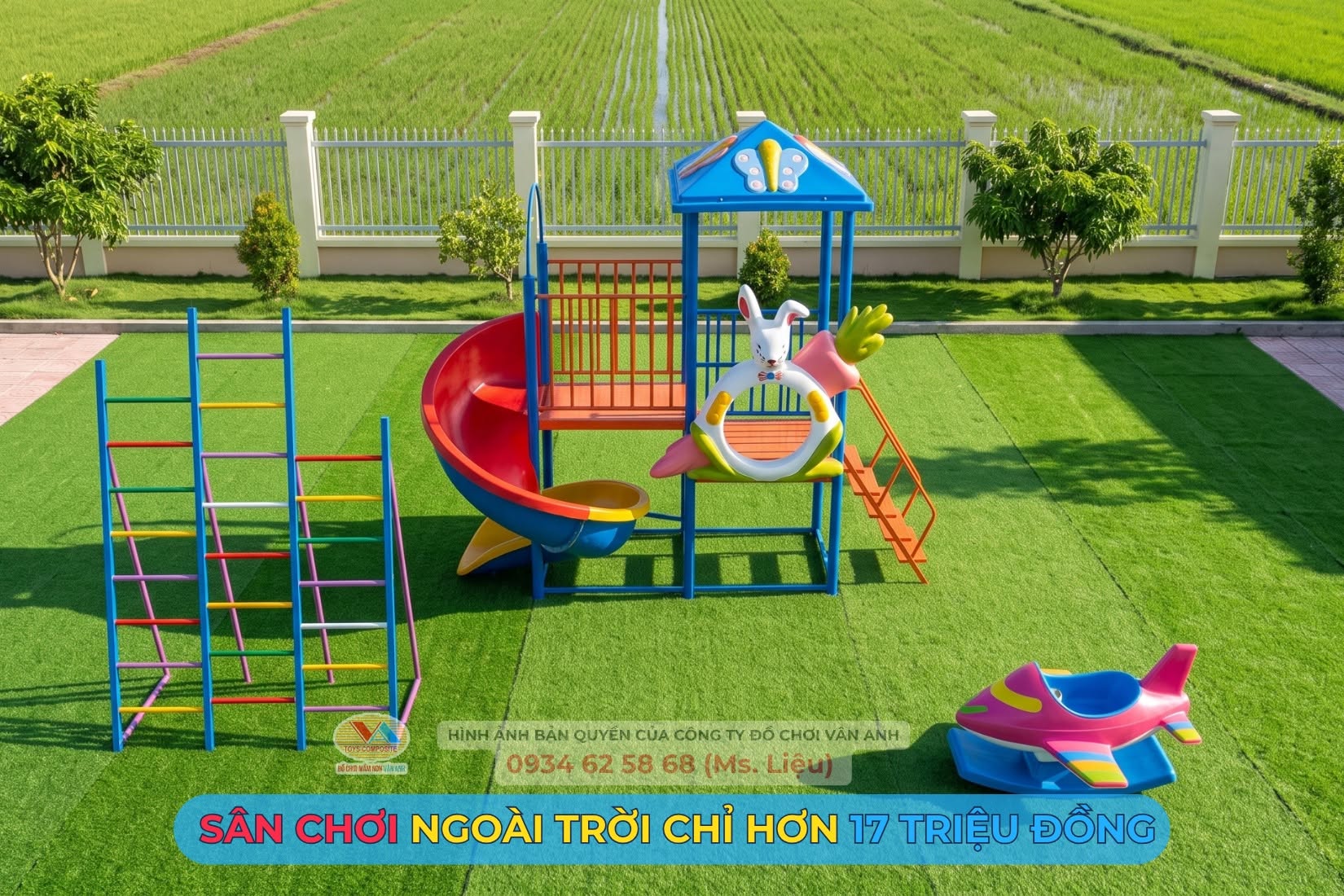 Cụm thiết bị sân chơi ngoài trời được bố trí trên khoảng sân rộng, trong đó các nhóm thiết bị được tách thành những khu vực riêng.