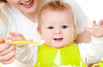 Những việc nên và không nên làm với con khi ăn uống